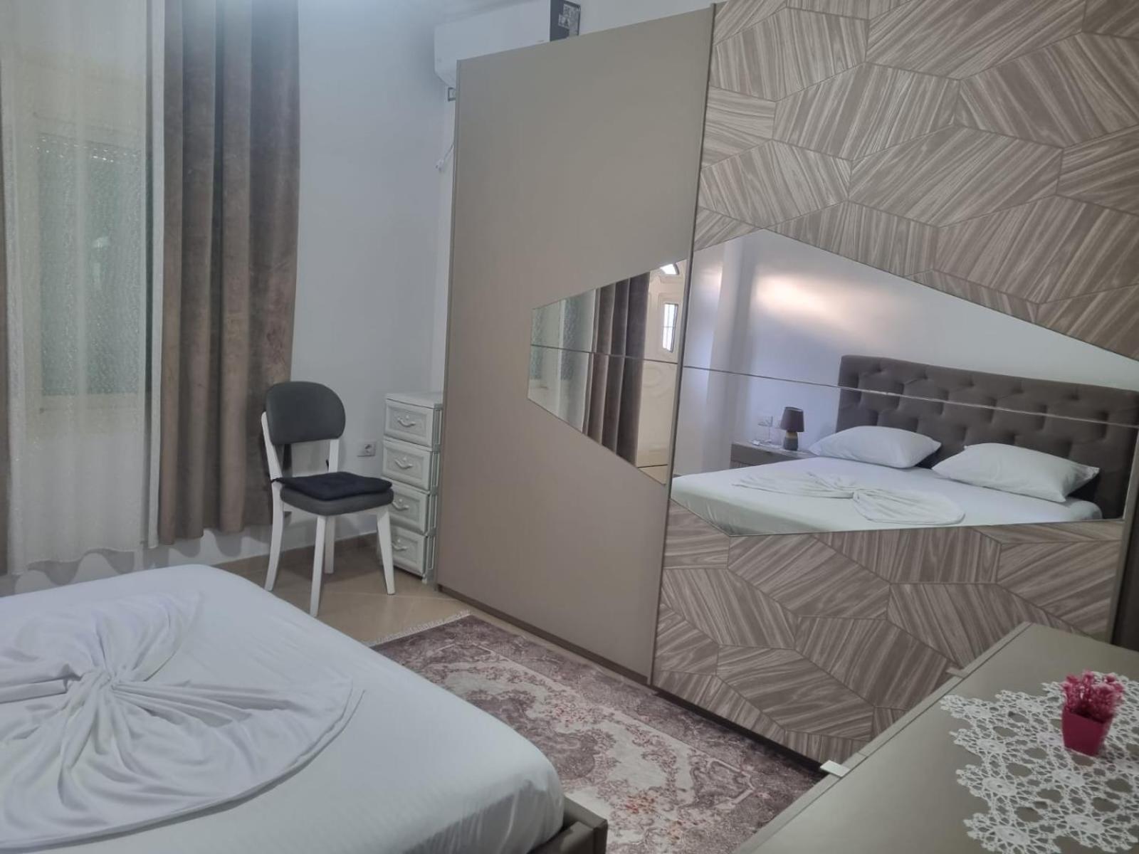 Vila Megi-Rent Room Vlorë Esterno foto
