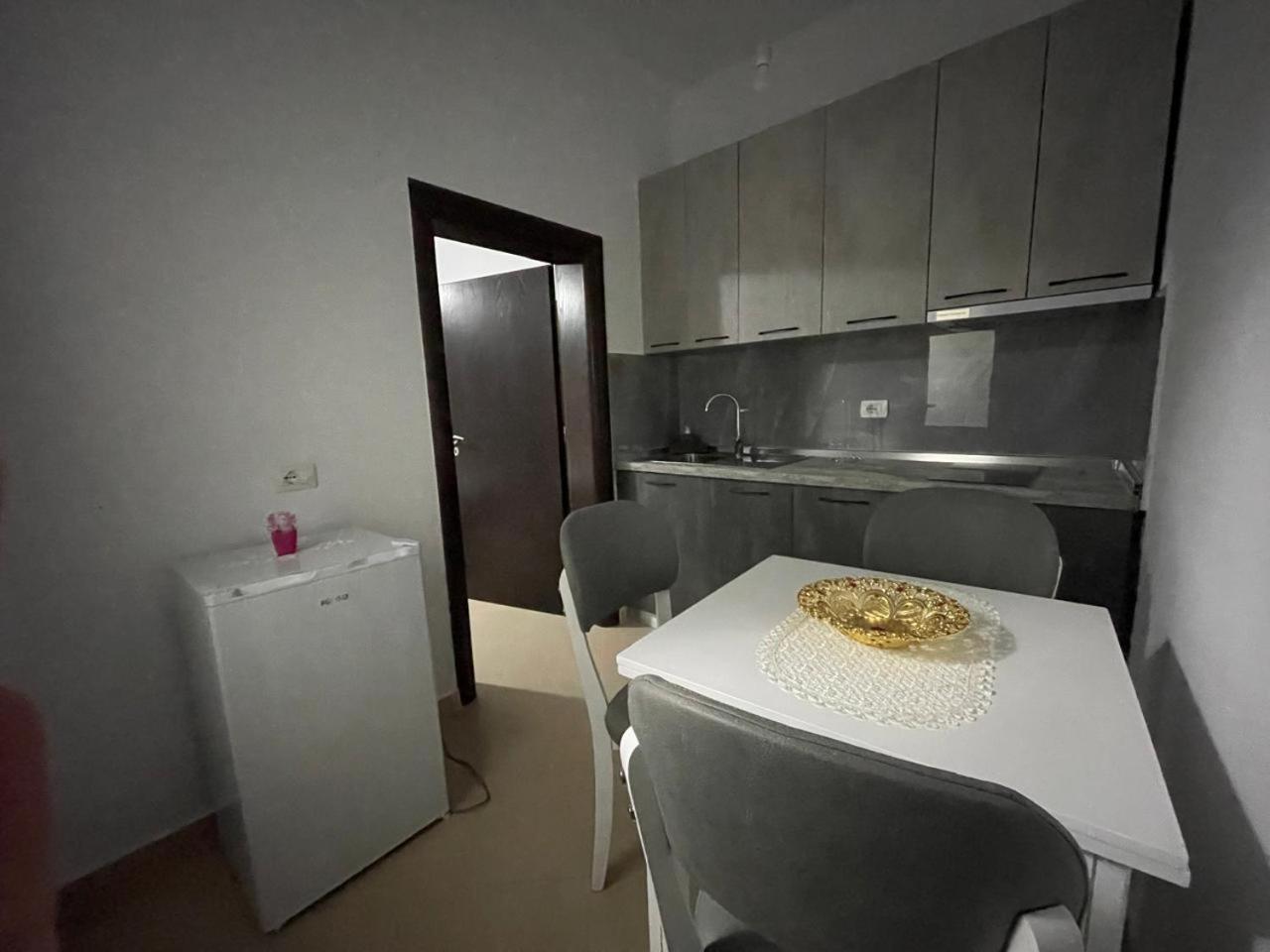 Vila Megi-Rent Room Vlorë Esterno foto