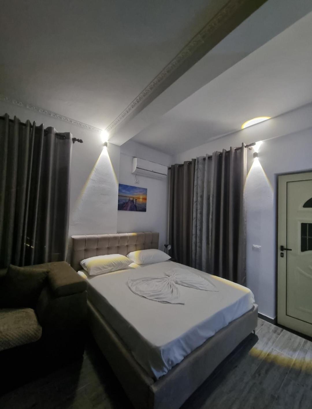Vila Megi-Rent Room Vlorë Esterno foto